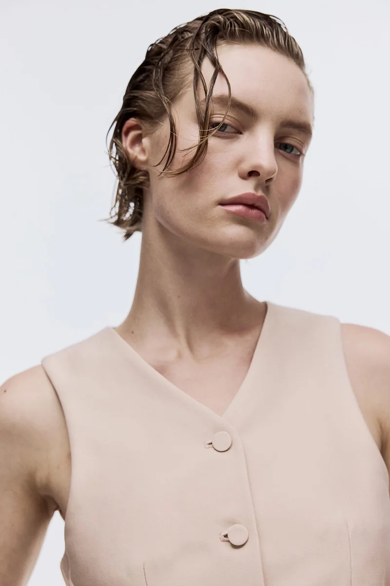 اتش اند ام صدرية بياقة على شكل حرف  وتصميم بيبلوم